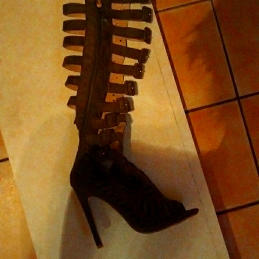 Shoes size 7 heidi gladiator boots 220.00$ new 50.00$